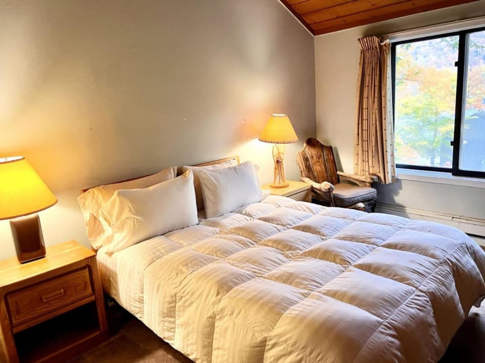 Three Bedroom Townhouse with Deck Across from Loon Mountain House in Lincoln