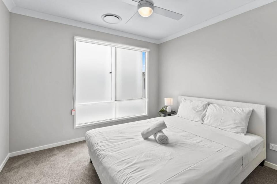 Premium 4BR Residence Modern Serene Mango Hill House in North Lakes