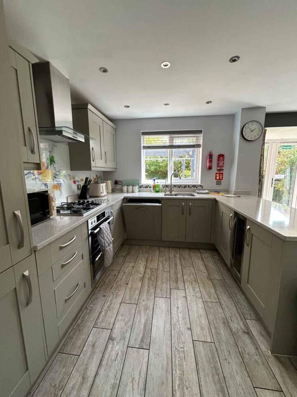 Kitchen or kitchenette, dishwasher, stove