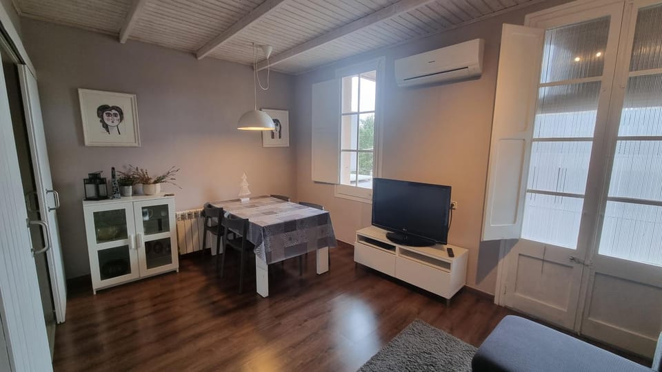 Living room, Seating area, Dining area, air conditioner
