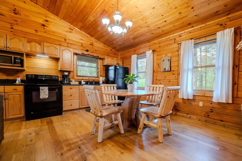 Romantic Cabin w Hot Tub Near Old Mans Cave Cabin in Ohio