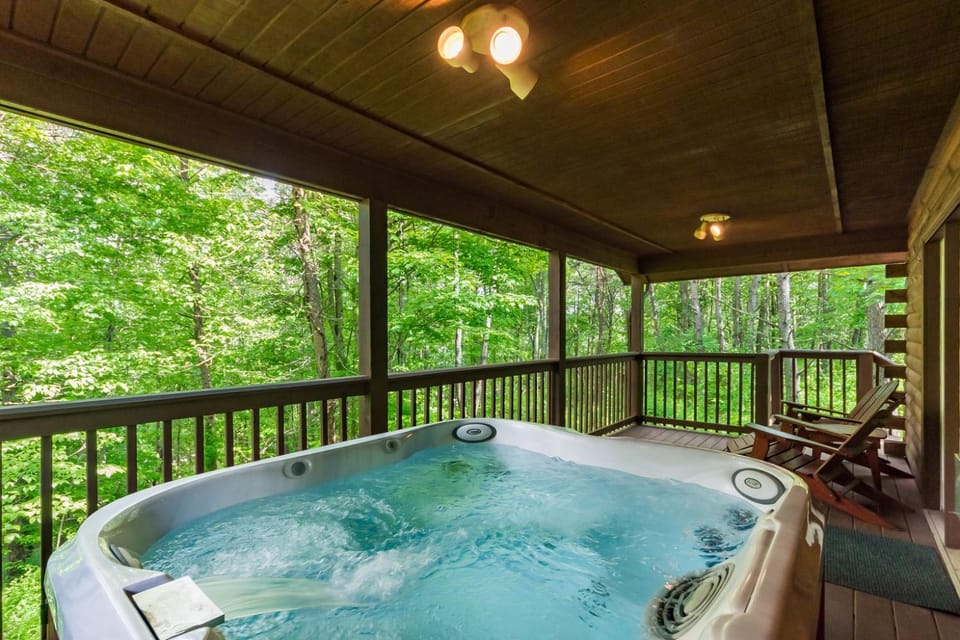 Romantic Cabin w Hot Tub Near Old Mans Cave Cabin in Ohio