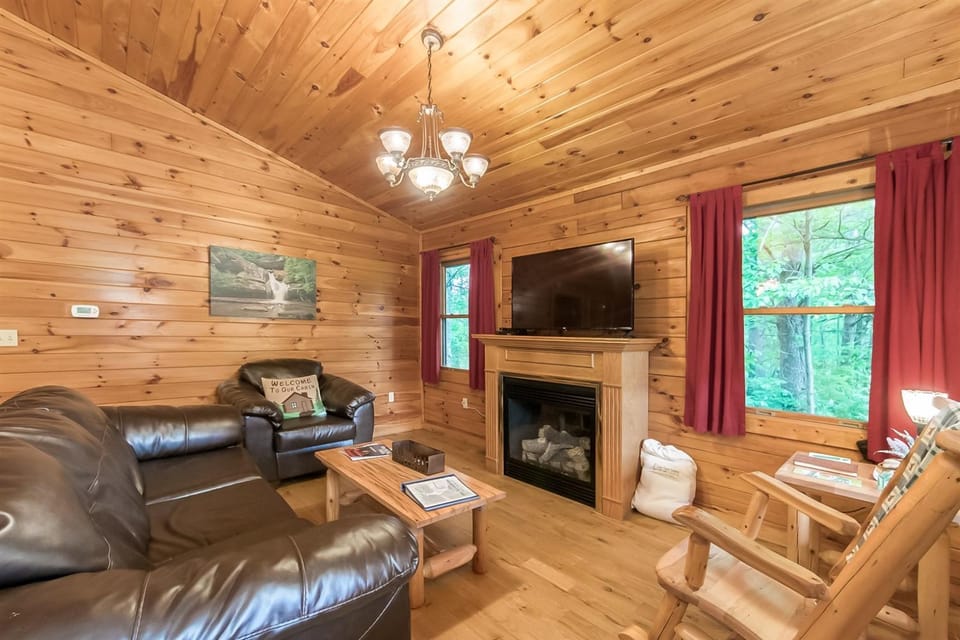 Whispering Pine Cozy Cabin with Hot Tub & Views Cabin in Ohio