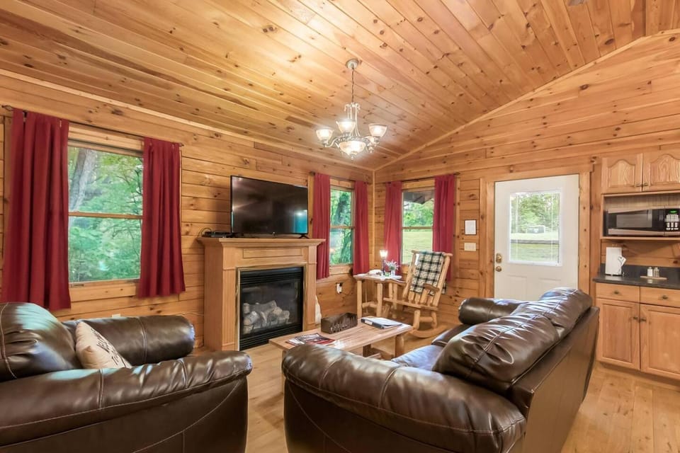 Whispering Pine Cozy Cabin with Hot Tub & Views Cabin in Ohio