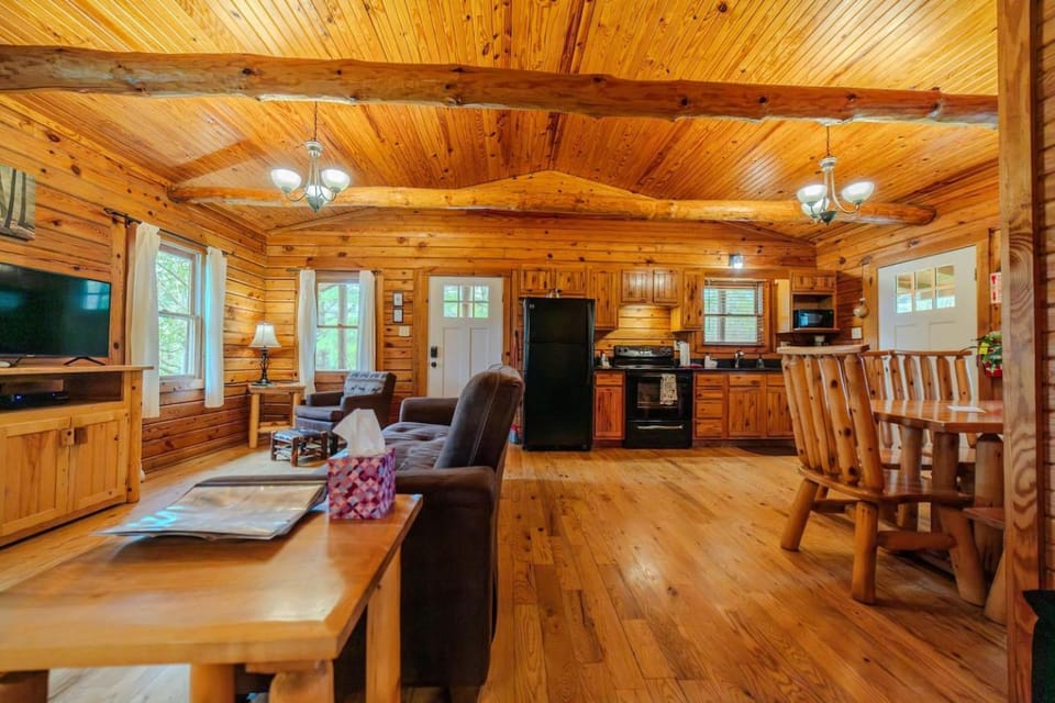 Cozy 2-bed Cabin w stunning views-Oldfield Cabin Cabin in Ohio