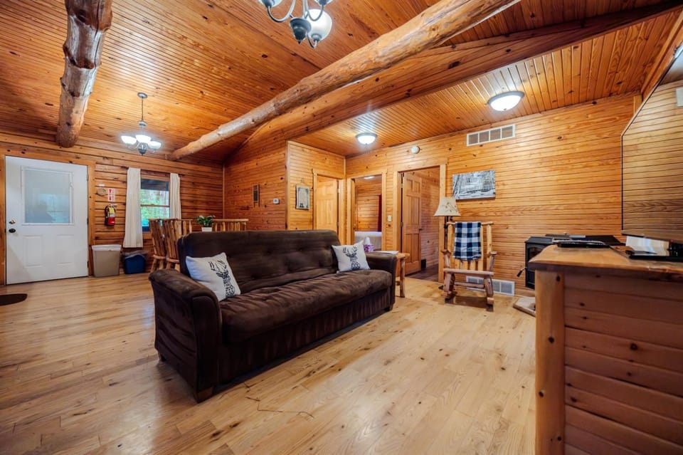 Cozy and secluded 2-bedroom Pine Grove Cabin Cabin in Ohio