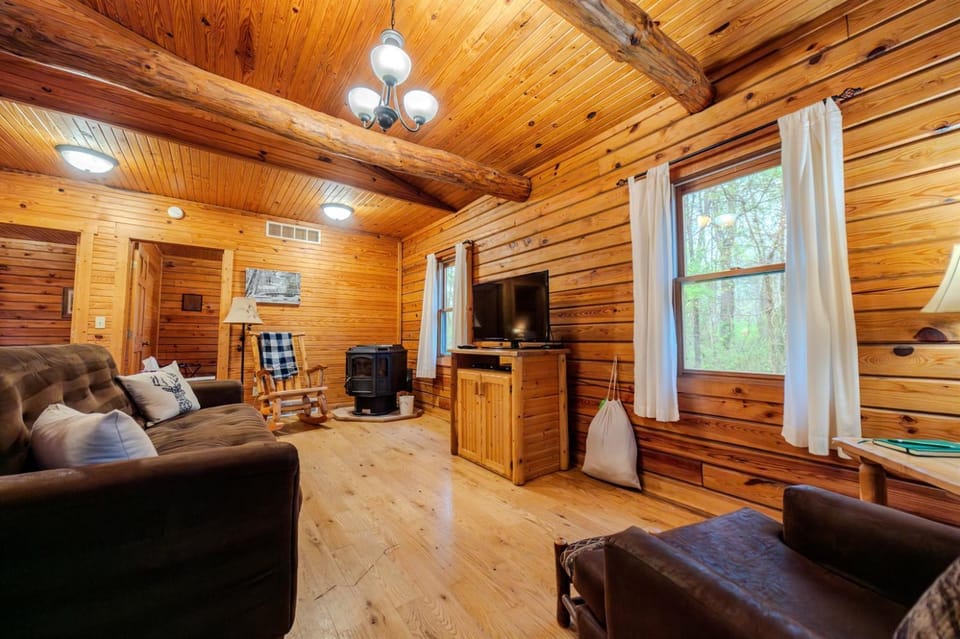 Cozy and secluded 2-bedroom Pine Grove Cabin Cabin in Ohio