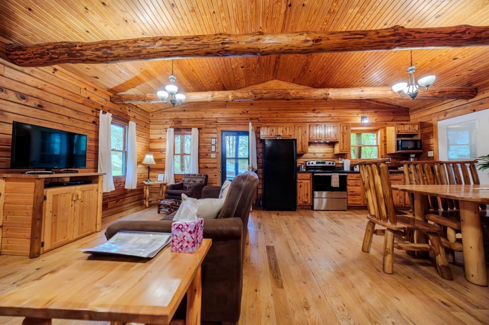 Cozy and secluded 2-bedroom Pine Grove Cabin Cabin in Ohio