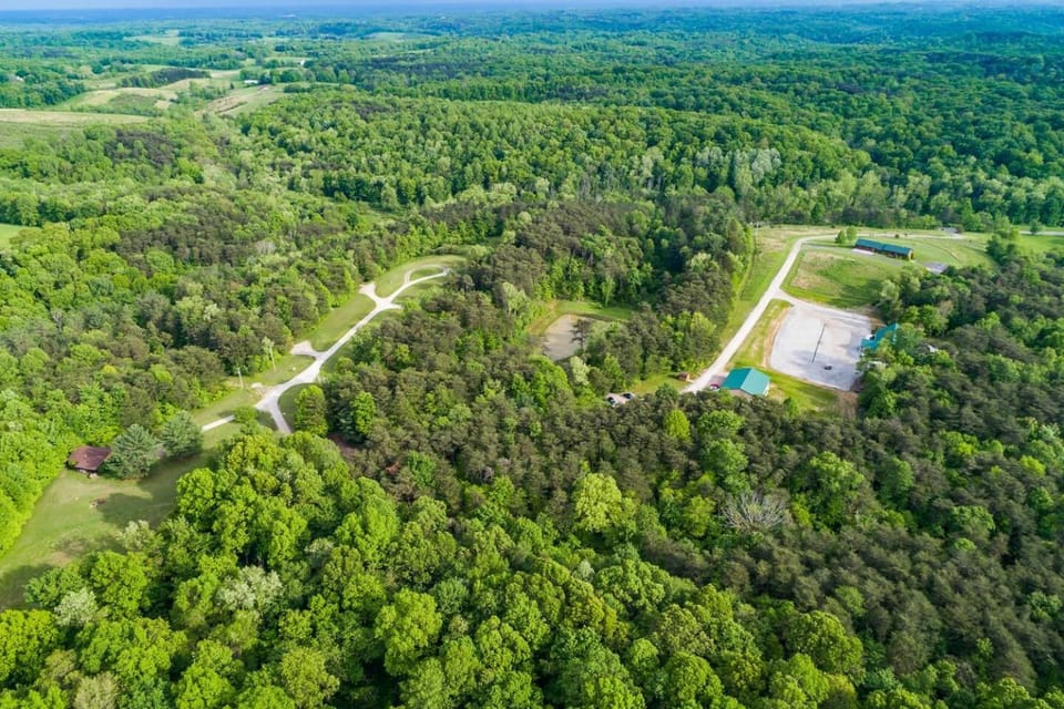 Close to parks, Hot Tub & Fire Pit, Onsite Trails House in Ohio