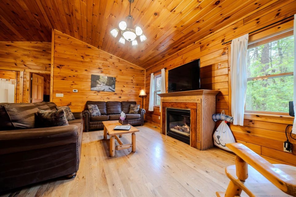 Close to parks, Hot Tub & Fire Pit, Onsite Trails House in Ohio
