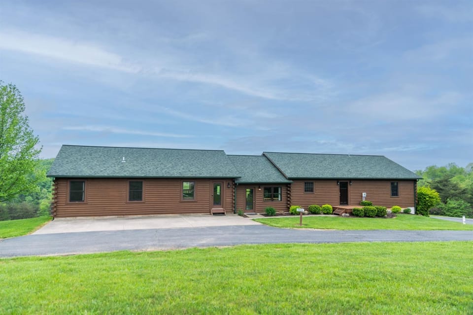 Hillside spacious Lodge in the Heart of Hocking House in Ohio