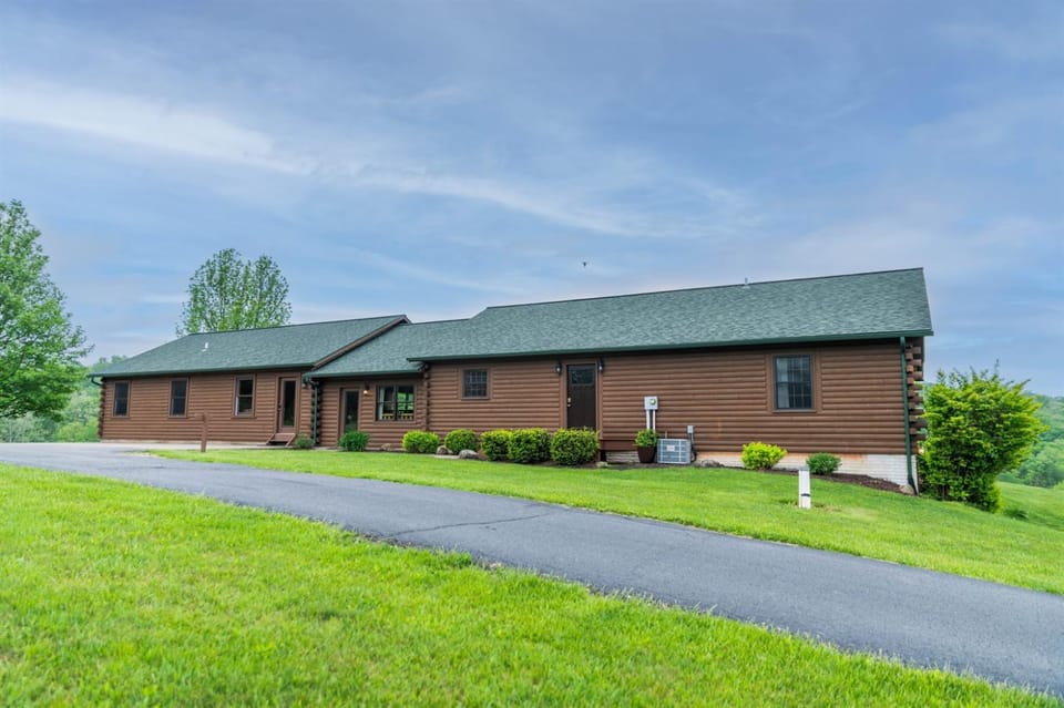 Hillside spacious Lodge in the Heart of Hocking House in Ohio