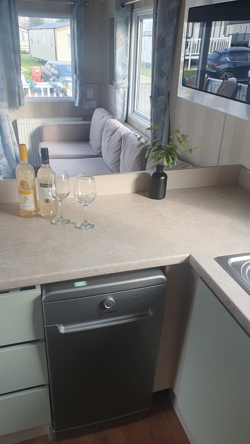 Kitchen or kitchenette, dishwasher