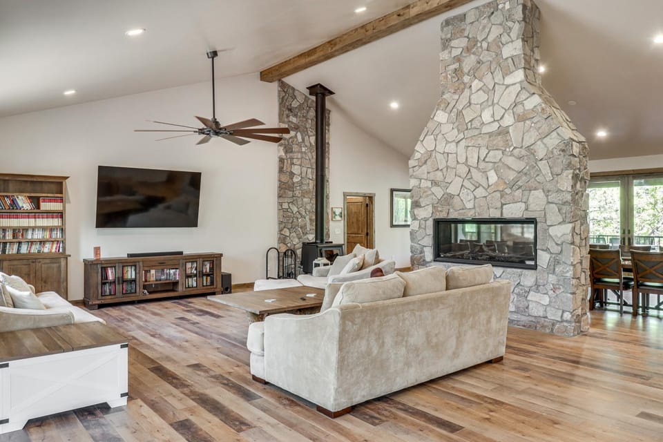 Spacious Family Gem w/ Patio, 3 Mi to Rainbow Lake House in Pinetop-Lakeside