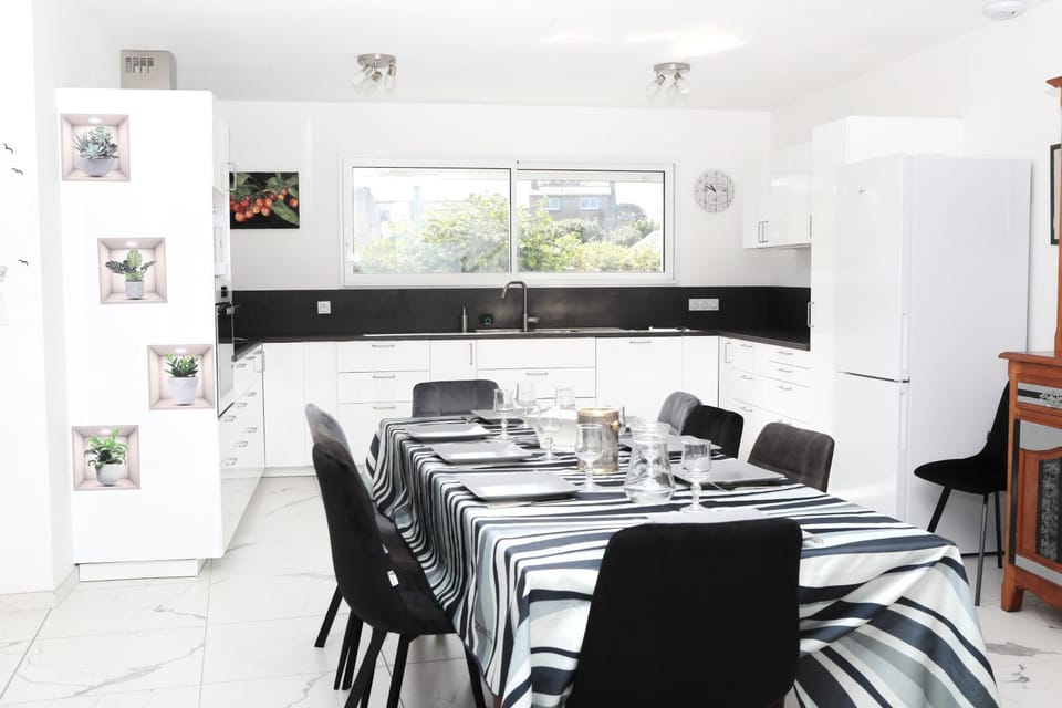 Property building, Kitchen or kitchenette, Living room