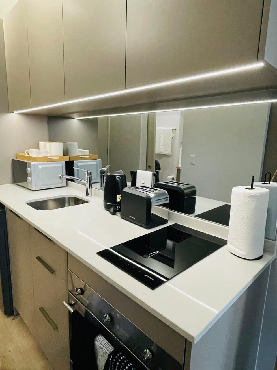One Rosebank Luxe Unlimited WiFi Walk to Mall and Gautrain Apartment in Johannesburg