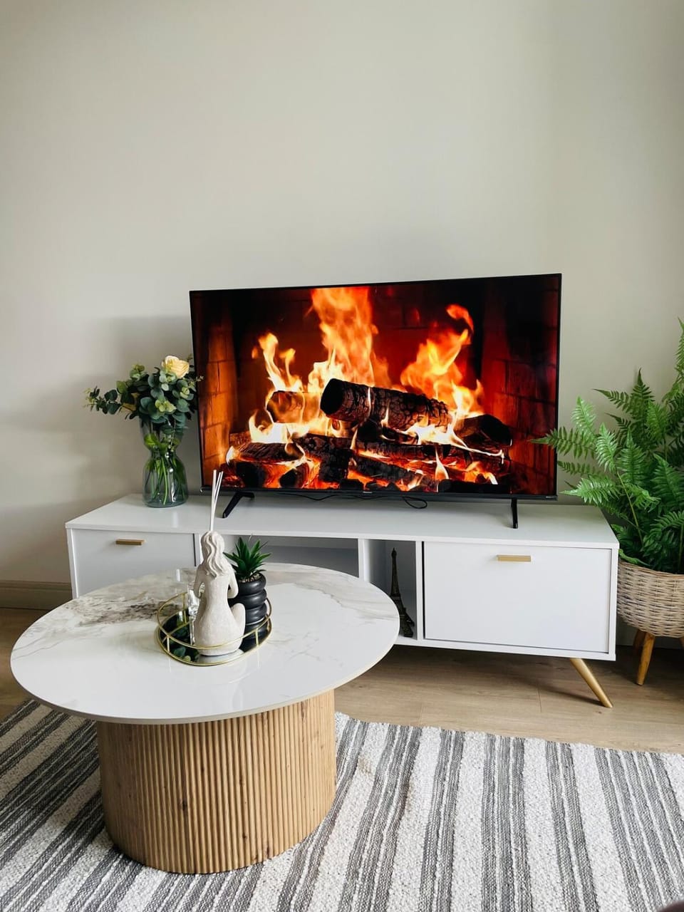 One Rosebank Luxe Unlimited WiFi Walk to Mall and Gautrain Apartment in Johannesburg