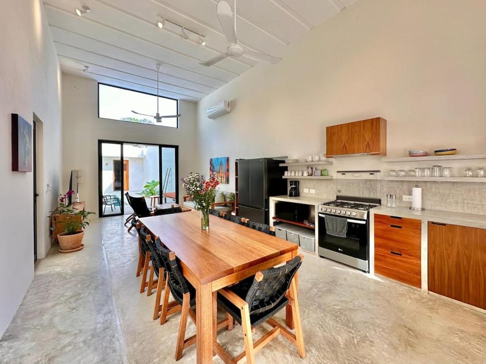 Dining area, kitchen