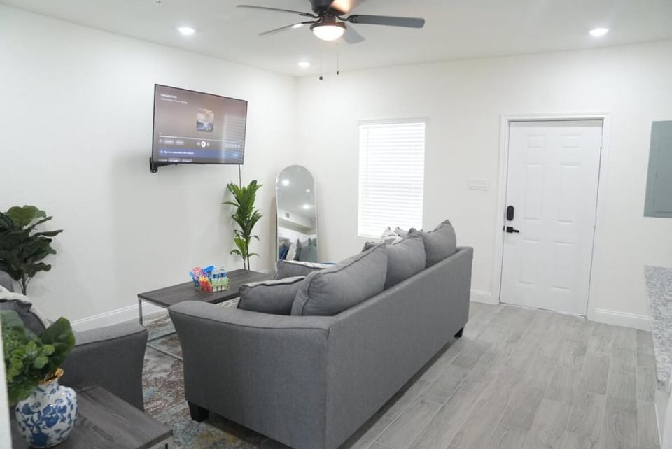 Urban 2BR Apartment Near Galleria & Downtown HTX Apartment in Houston