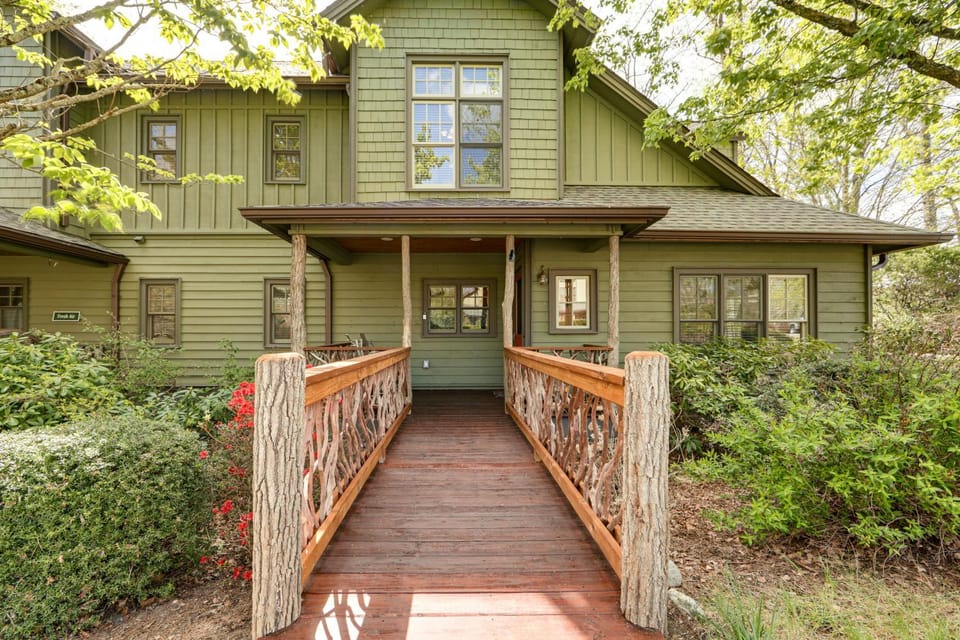 Close to Lake Glenville & Golf! Mtn-View Retreat House in Lake Glenville