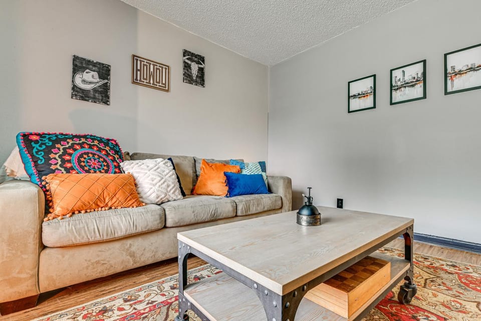 Eco-Chic Sanctuary Steps From Trinity Trails! House in Fort Worth