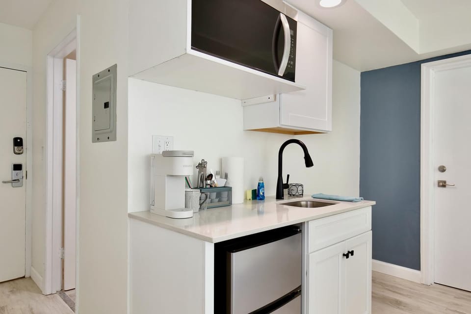 Modern Studio - Partial Beach Views Pool & Porch Apartment in Daytona Beach Shores