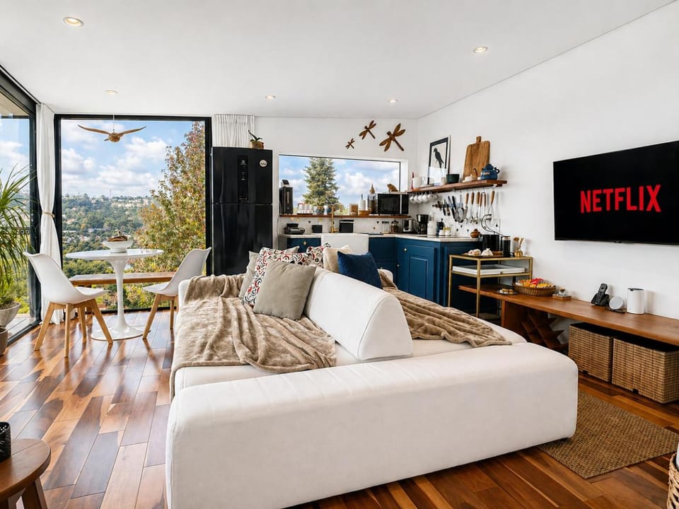 Communal lounge/ TV room, Natural landscape, TV and multimedia, View (from property/room), Living room, Seating area, Evening entertainment, Mountain view