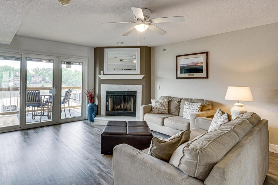 Lake & Boat Slip Access! Family Gem in Osage Beach House in Osage Beach