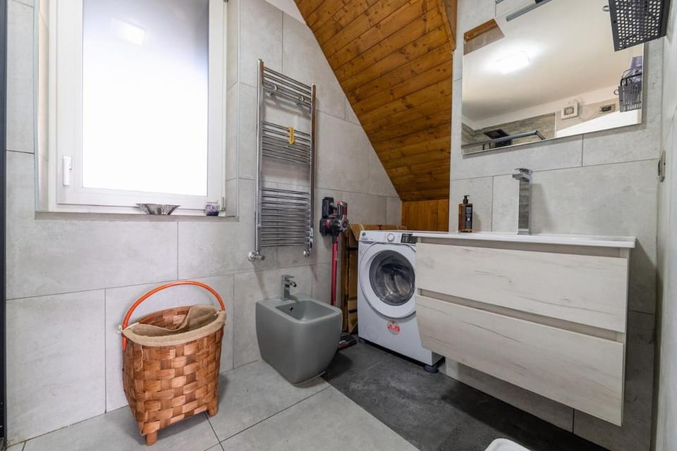 Shower, Toilet, Bathroom, towels, washing machine