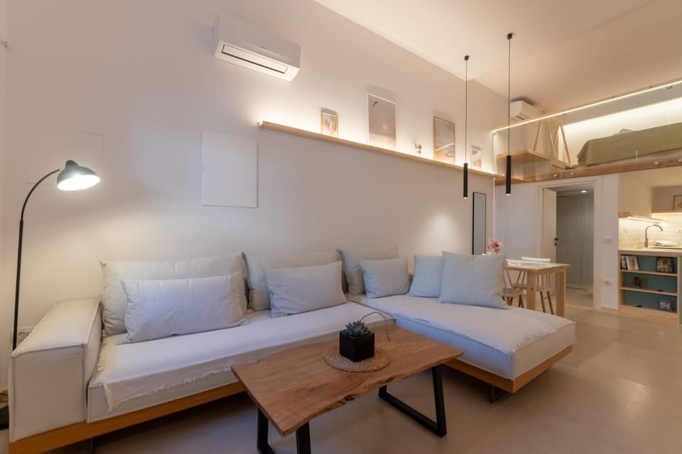 Seating area, Entertainment, air conditioner