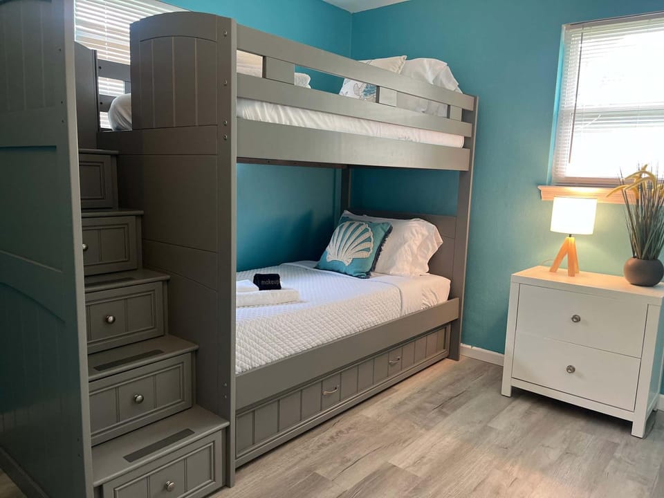 Family Getaway w-Pool Park & Near Beaches House in Florida