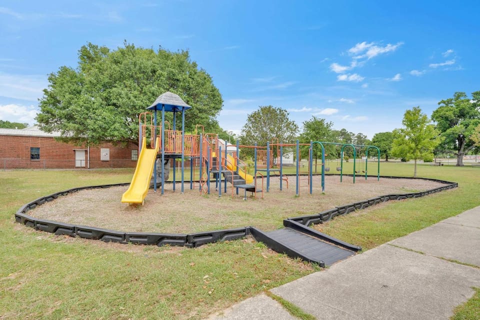 Family Getaway w-Pool Park & Near Beaches House in Alabama