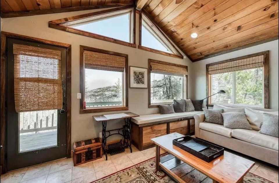 Casita Getaway Family 1BR 1BA AC Stunning Views House in Shaver Lake