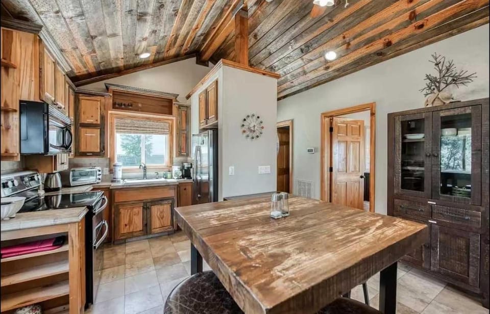 Casita Getaway Family 1BR 1BA AC Stunning Views House in Shaver Lake