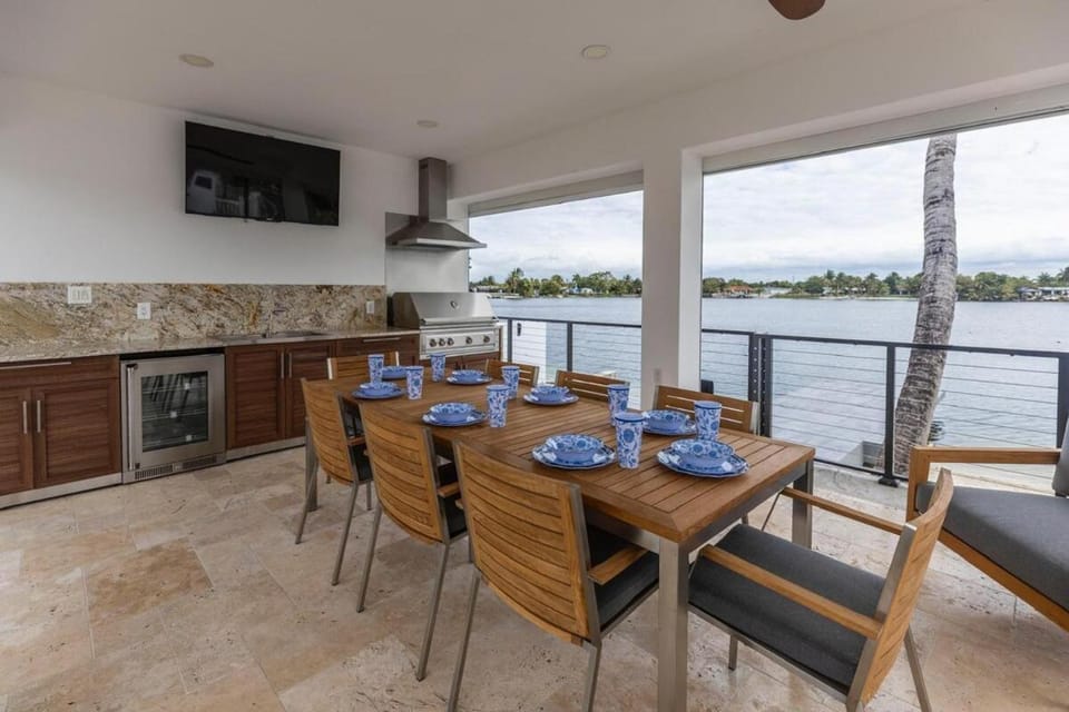 Lake House Oasis heated pool and amazing views! Villa in Hialeah