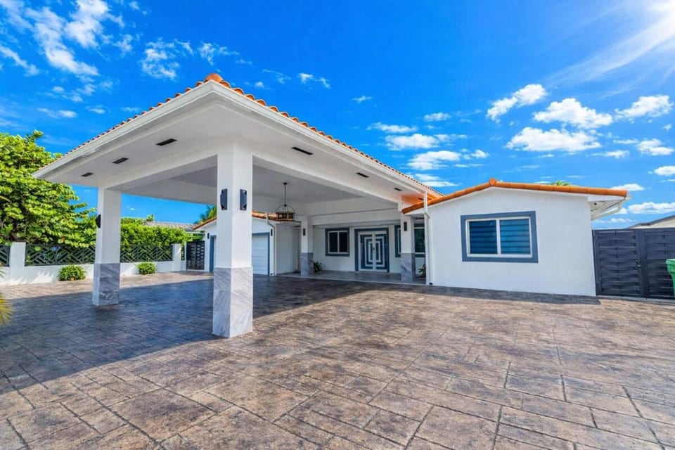 Lake House Oasis heated pool and amazing views! Villa in Hialeah