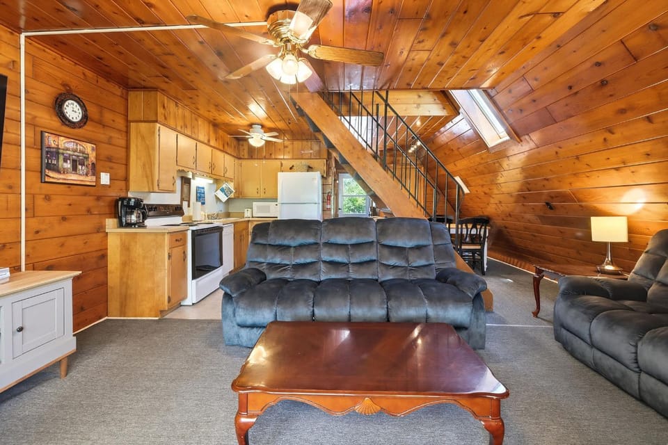 Chalet #56 Screened Porch Pool & Resort Amenities Chalet in Lincoln Township