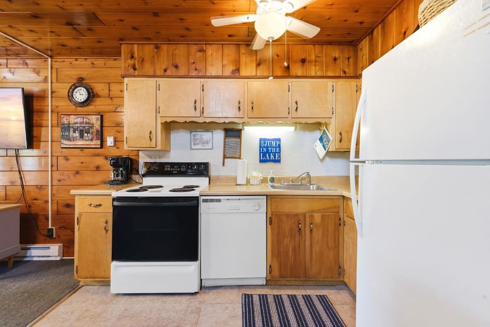 Chalet #56 Screened Porch Pool & Resort Amenities Chalet in Lincoln Township