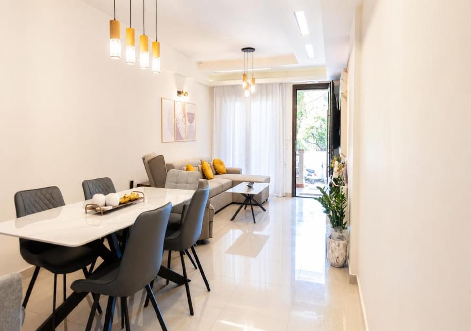 TV and multimedia, Living room, Seating area, Dining area, air conditioner