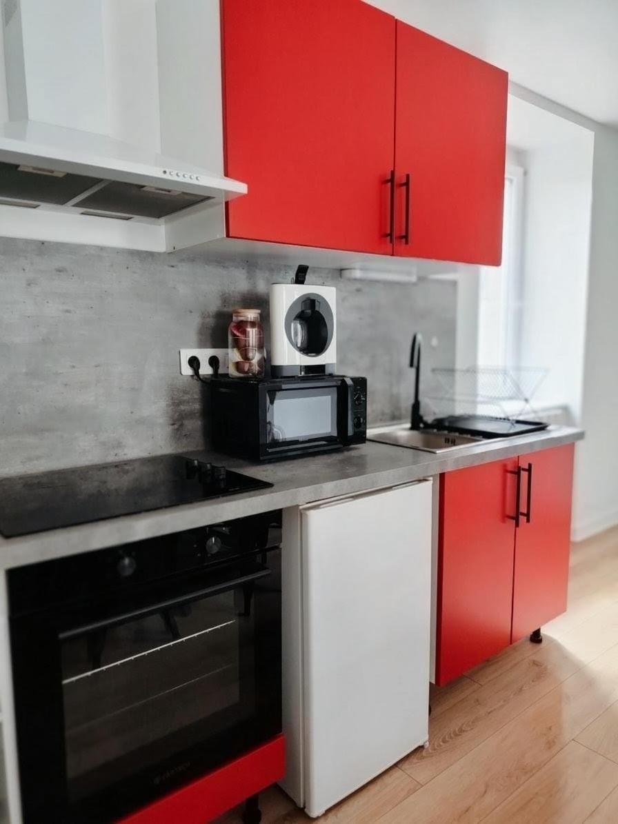 Coffee/tea facilities, Kitchen or kitchenette, oven, stove, toaster
