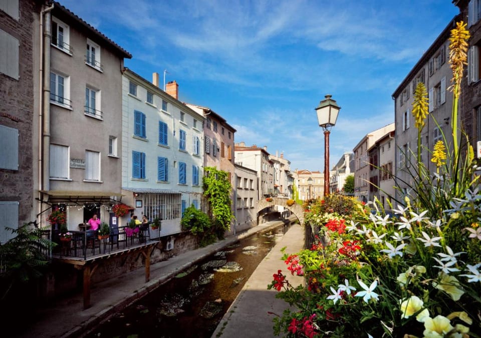 Nearby landmark, Spring, Neighbourhood, City view, Street view