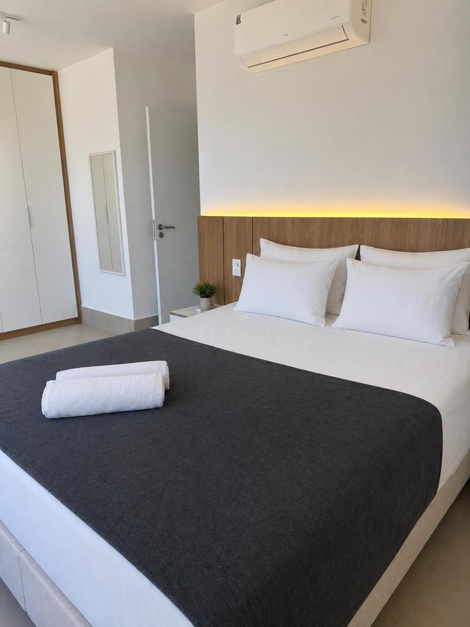 Bedroom, air conditioner