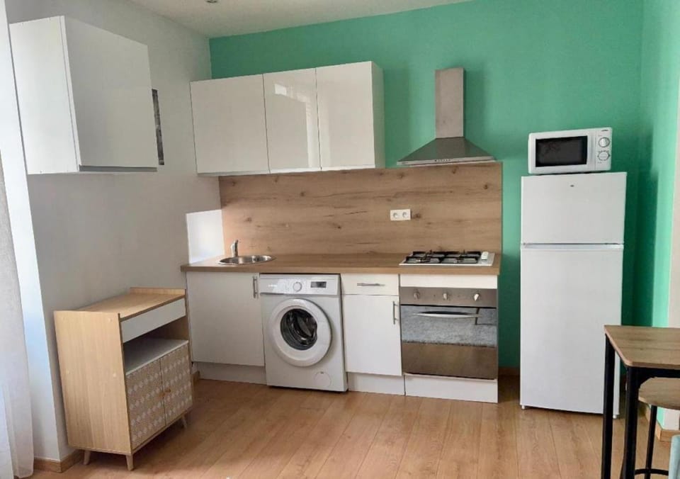 Coffee/tea facilities, Kitchen or kitchenette, microwave, oven, washing machine
