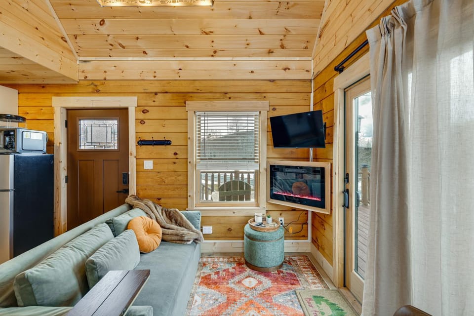 Handcrafted Tiny Home, Near Dtwn Boone House in Brushy Fork