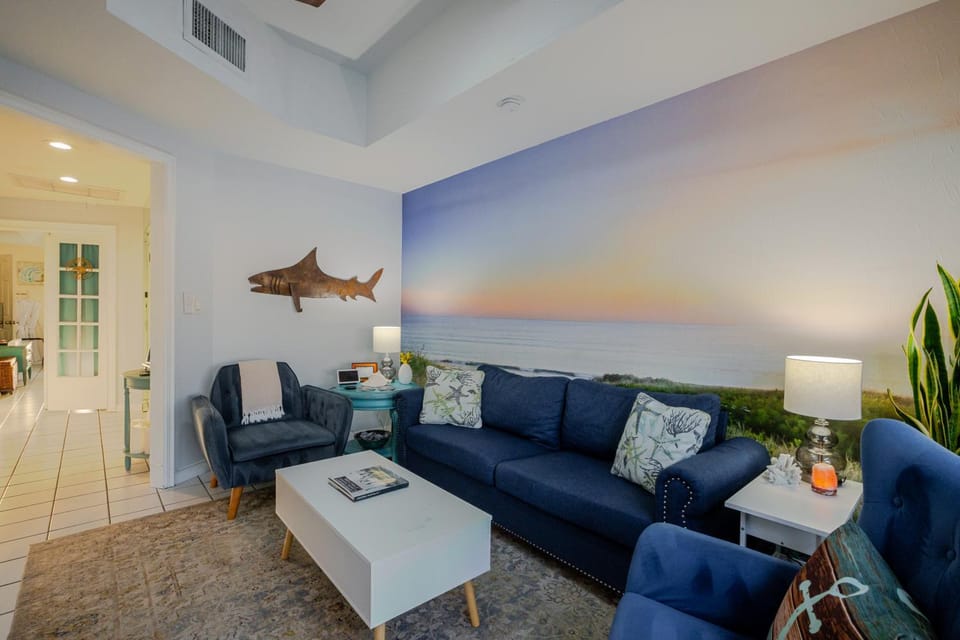 2 BR Beachy Speakeasy with Rooftop Deck Near Lido Beach Apartment in Saint Armands Key