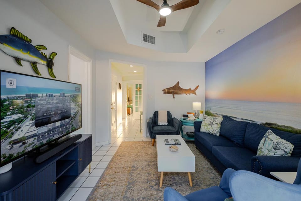 2 BR Beachy Speakeasy with Rooftop Deck Near Lido Beach Apartment in Saint Armands Key