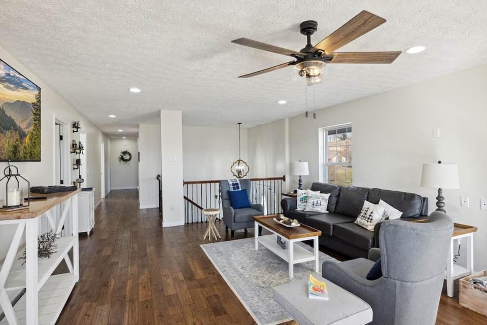 Spacious 4 bd with hottub, theater & game zone House in Sevierville