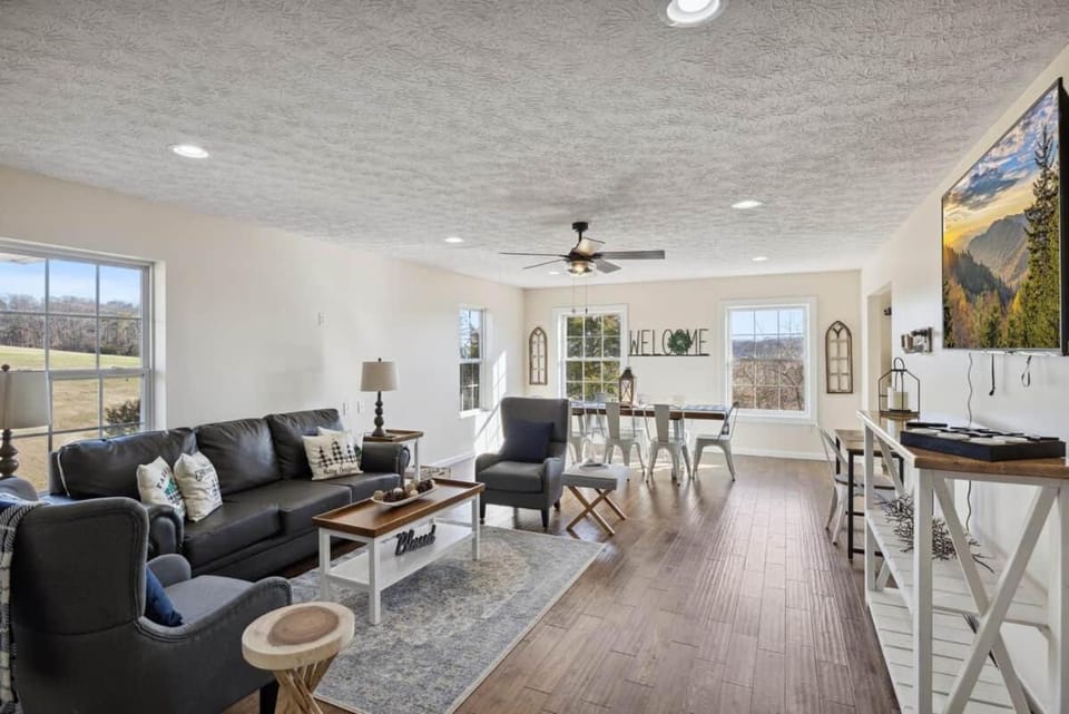 Spacious 4 bd with hottub, theater & game zone House in Sevierville