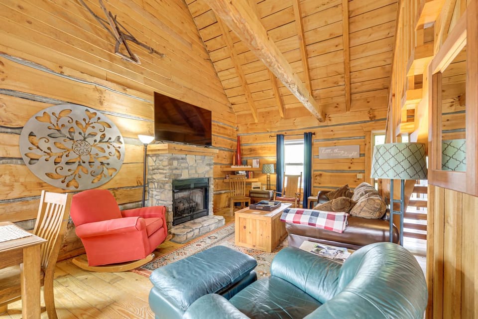 2 Mi to Blue Ridge Pkwy! Mtn Escape w/ Fireplace House in Virginia
