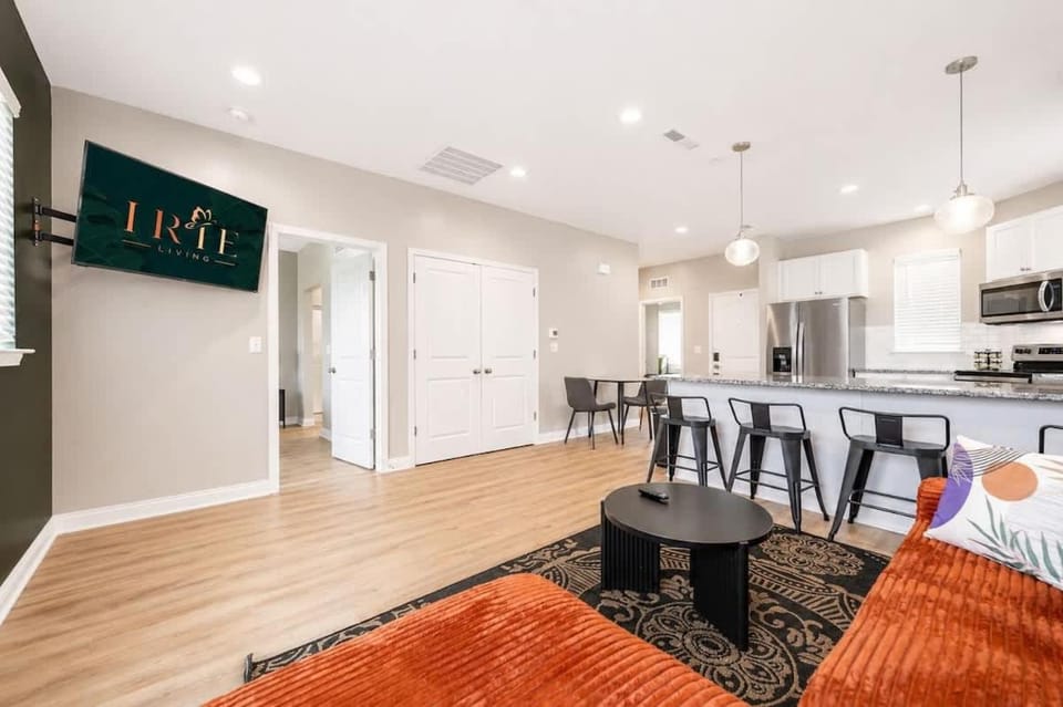 IRIE Living-Cozy Retreat 2BR House with Pool Gym House in Indiana